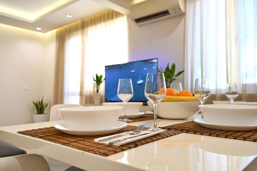 A television and/or entertainment centre at Modern Central 2-Bedroom Apartment with Parking