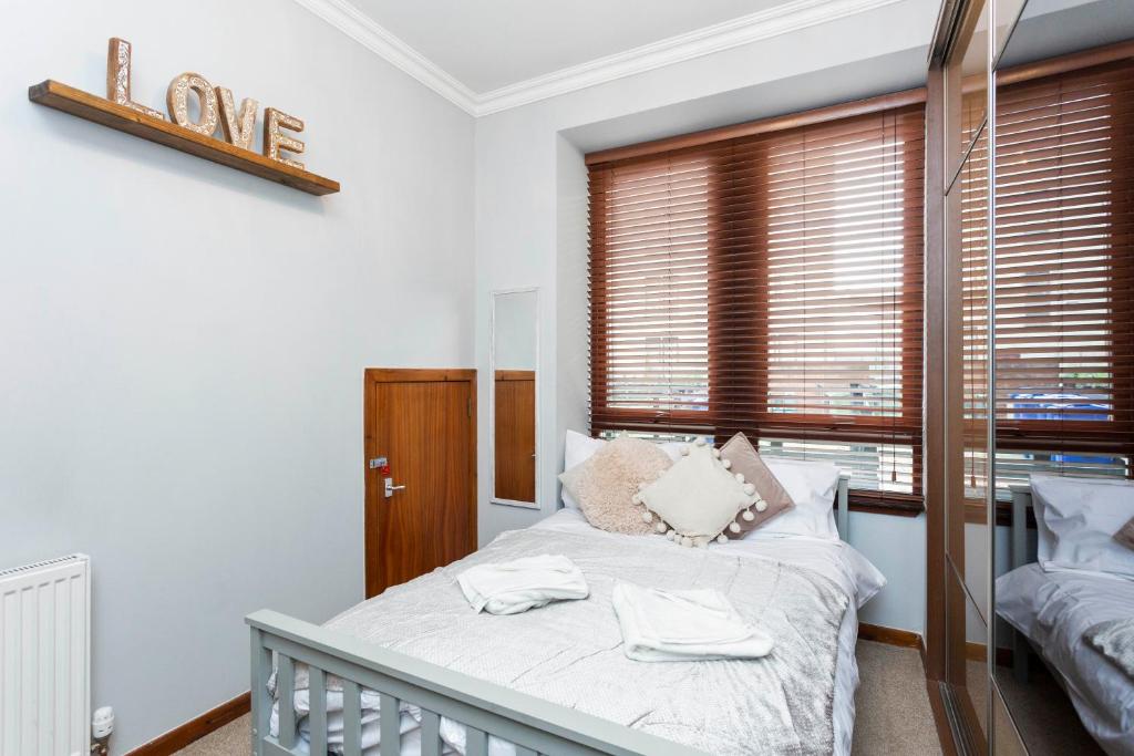 A bed or beds in a room at Stylish 1 bedroom Apartment-Ground Floor