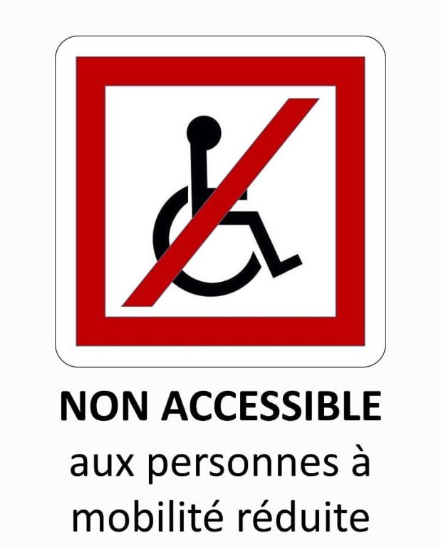 a sign that says non accessible nonaccessible aaho becomes a mobile radius at Le Manège de la Chapinière - DadaLoge in Châteauvieux