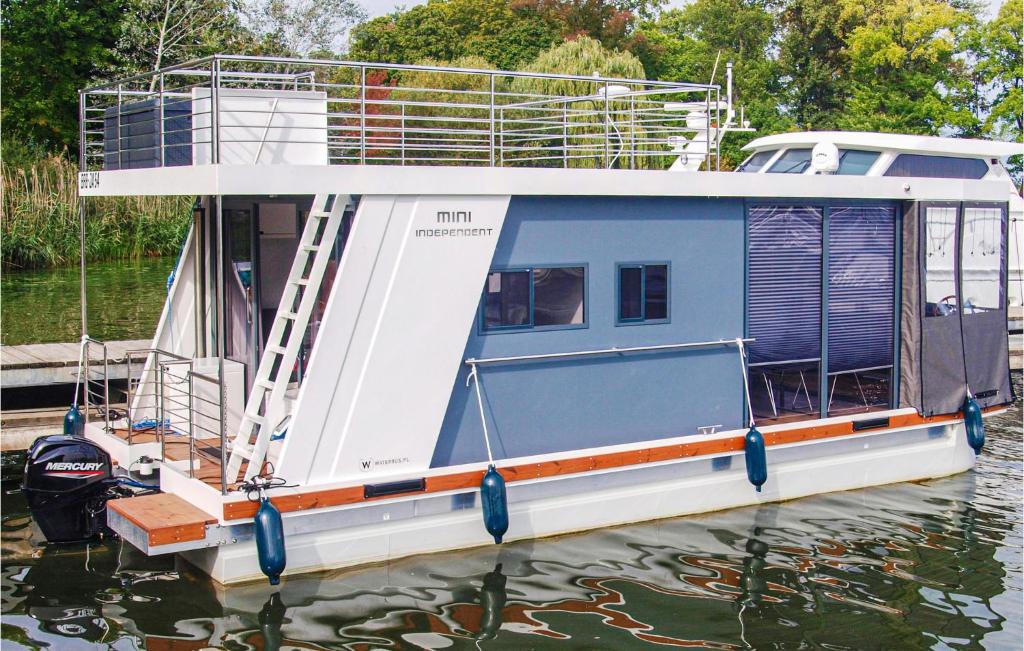 un barco azul y blanco estacionado en el agua en 1 Bedroom Awesome Ship In Brandenburg, en Brandenburg West