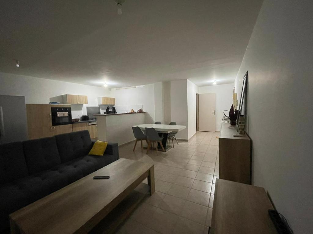 Superbe appartement avec grande terrasse couverte - Hizvo