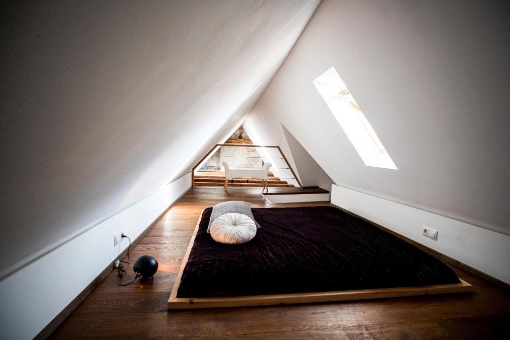 a small room with a bed in the attic at Studio Loft Murau - im Herzen der Altstadt in Murau