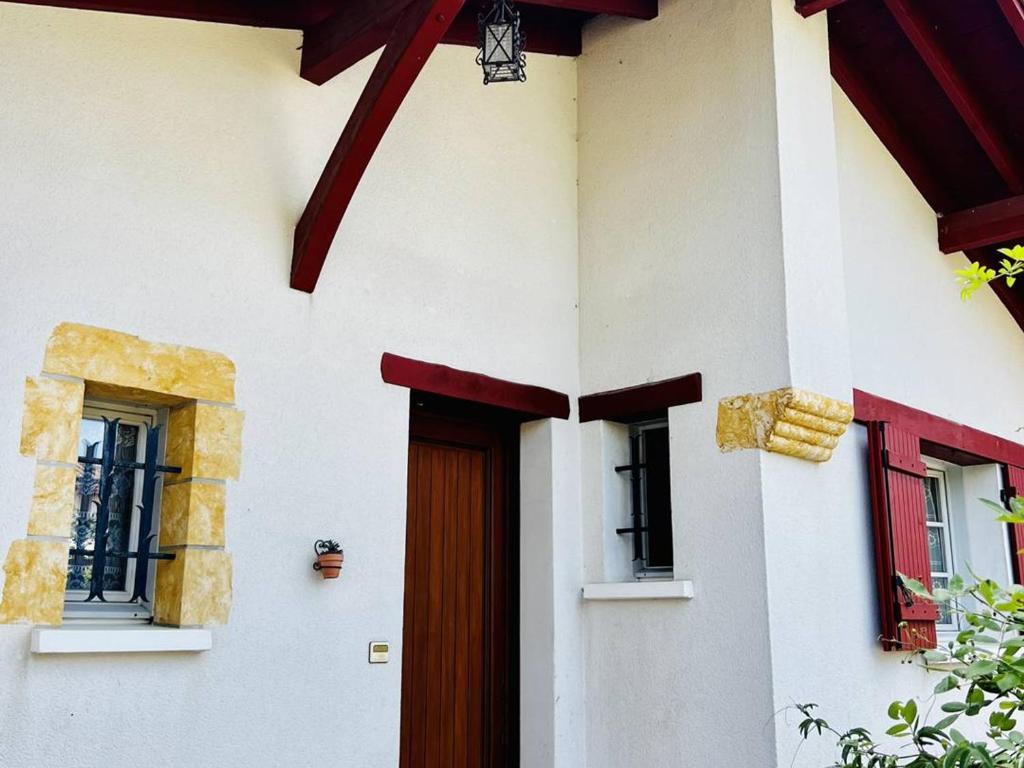 Casa blanca con puerta y ventanas marrones en Maison Espelette, 4 pièces, 5 personnes - FR-1-495-2 en Espelette