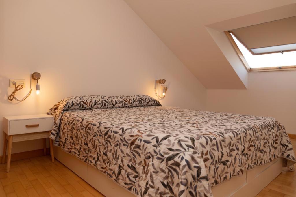 una camera da letto con un letto e una finestra di Apartamento a estrenar en A Pobra do Caramiñal a A Pobra do Caramiñal