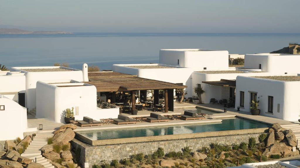 een luchtzicht op een villa met een zwembad bij Kalesma Mykonos in Ornos