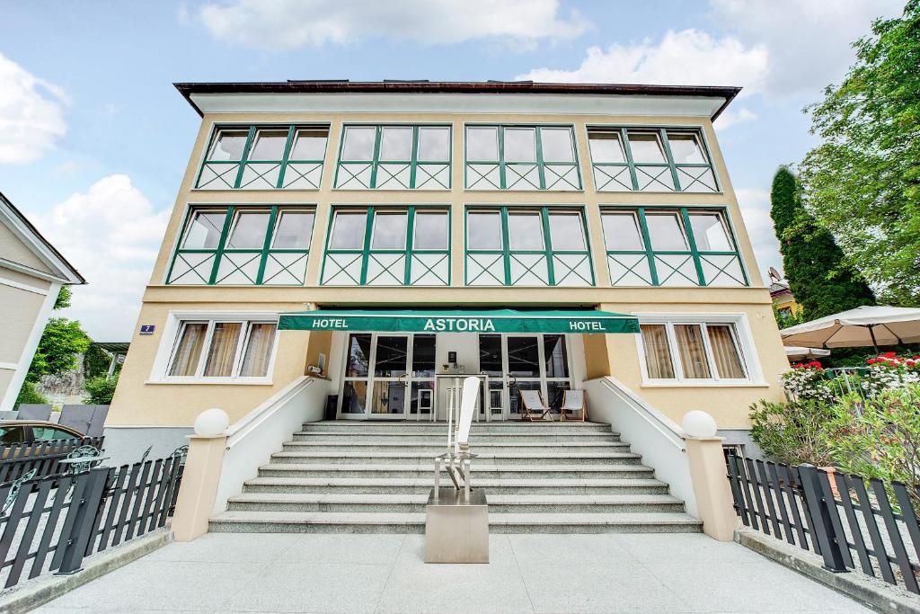ein Gebäude mit einer Treppe davor in der Unterkunft Hotel Astoria in Salzburg
