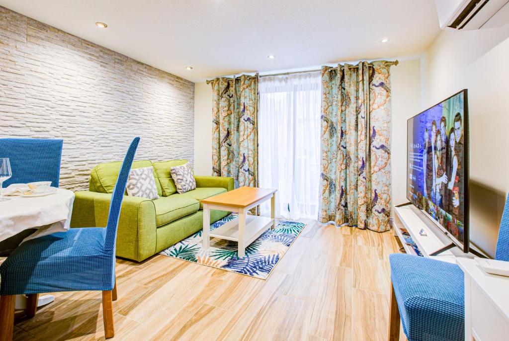 een woonkamer met een groene bank en een tafel bij 2 bedroom luxury House in Oxford in Oxford
