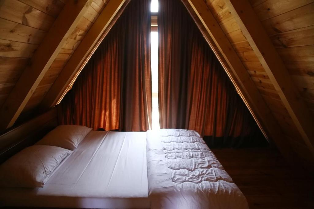 A bed or beds in a room at Mountain Villas Žabljak