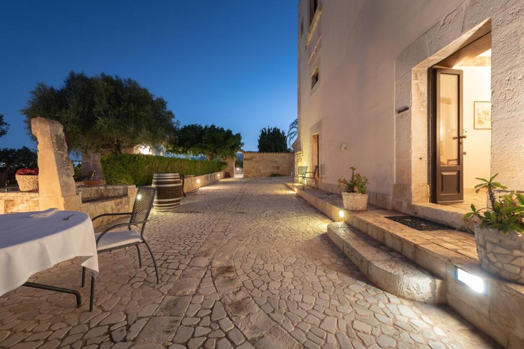 Patio lub wspólna przestrzeń na świeżym powietrzu w obiekcie Relais Torre Marabino