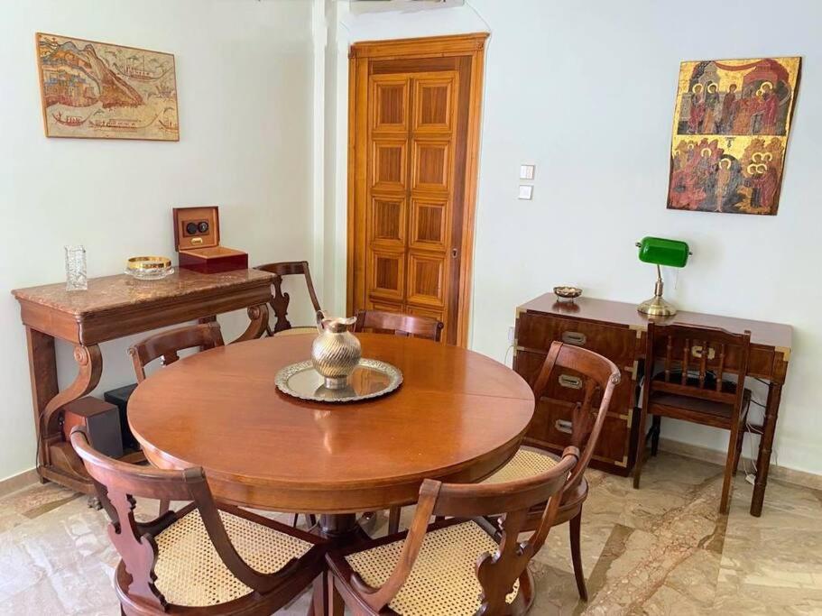 Posedenie v ubytovaní Unique Spacious new 3BDR apt in Mouson/Filopappou