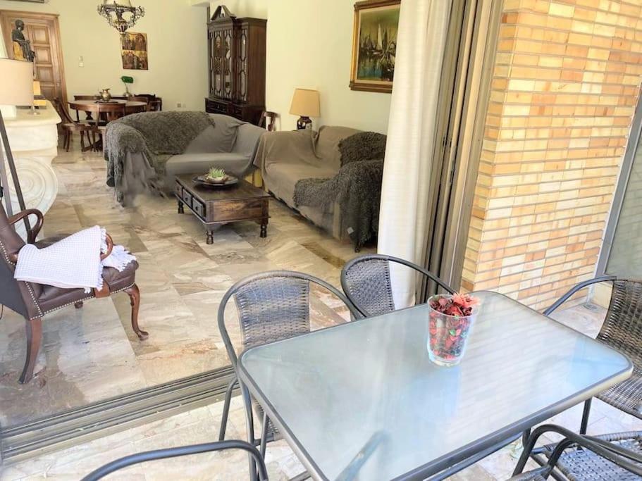 Posedenie v ubytovaní Unique Spacious new 3BDR apt in Mouson/Filopappou
