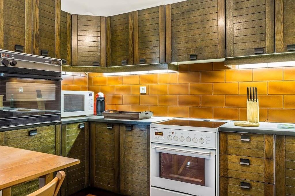 Kuchyňa alebo kuchynka v ubytovaní Unique Spacious new 3BDR apt in Mouson/Filopappou