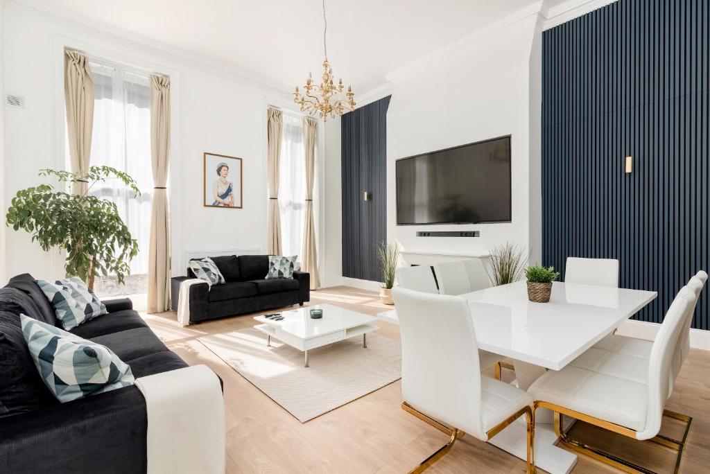 uma sala de estar com uma mesa branca e um sofá em Majestic Luxury Apartment in Marylebone em Londres