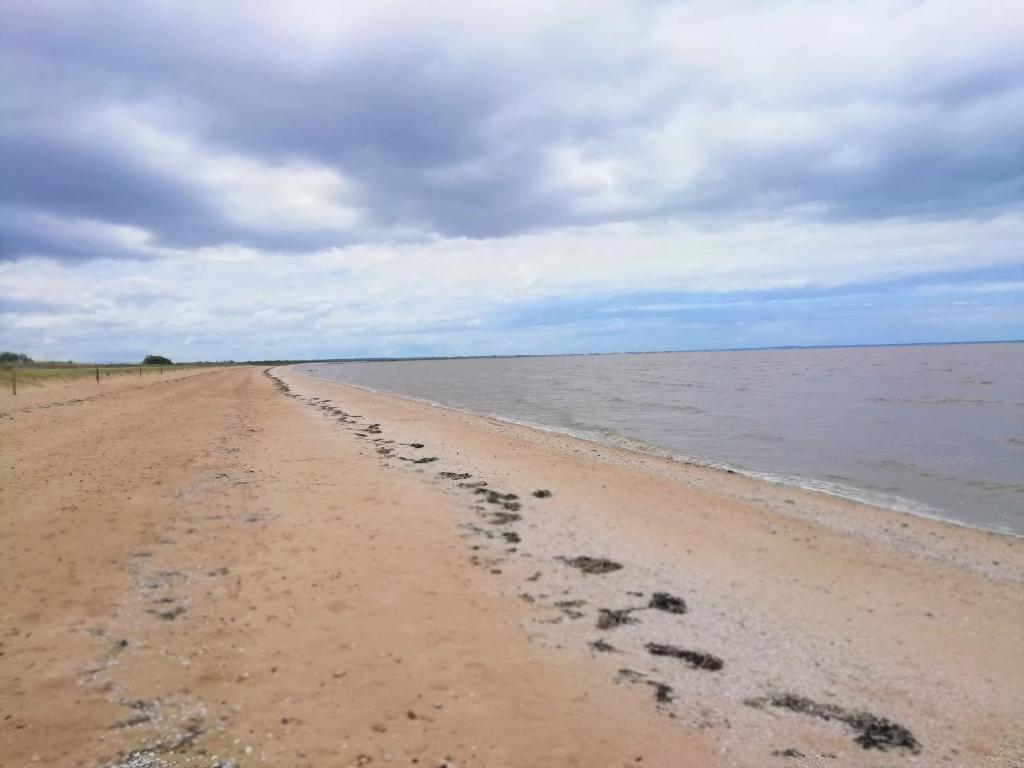 Zdjęcie z galerii obiektu Maison de Vacances 6 pers en bord de mer w mieście Saint-Froult
