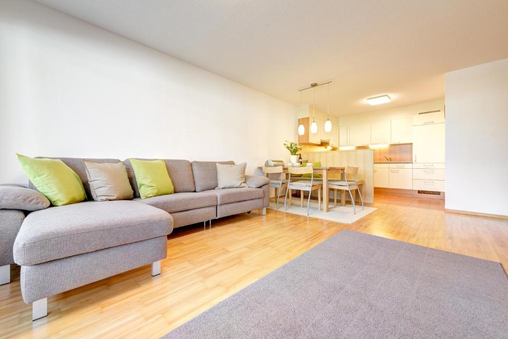 sala de estar con sofá y mesa en Charmante Ferienwohnung Residence Colrosa in Brand, en Brand