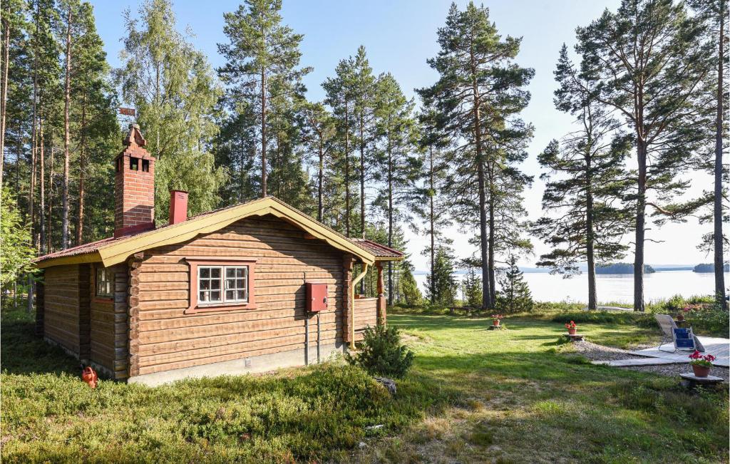 a small cabin in the middle of a field at 2 Bedroom Amazing Home In Mora-nuns 