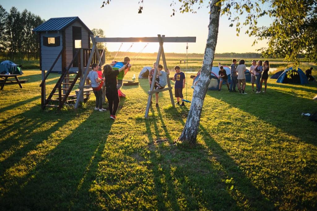 Hostia v ubytovaní Biebrza CAMP - pole namiotowe