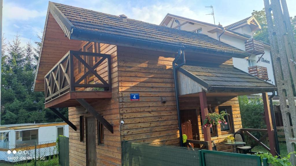 ウストロニエ・モルスキエにあるDomek drewniany modrzewiowy w Ustroniu Morskimの大屋根の小さな木造家屋