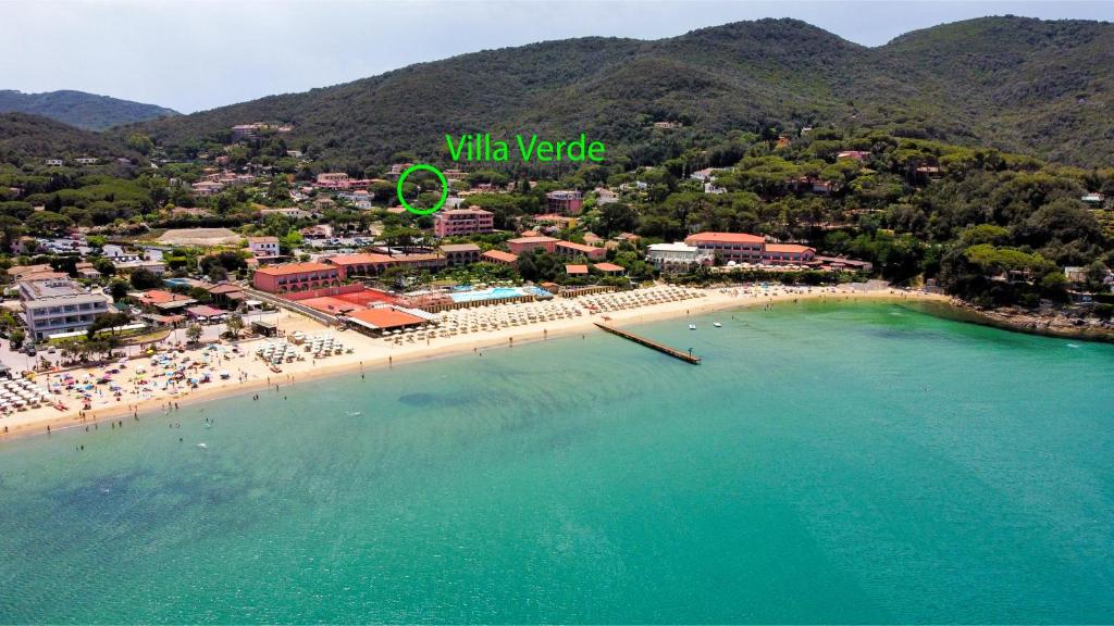 una vista aérea de una playa con un complejo en Villa Verde, en Procchio