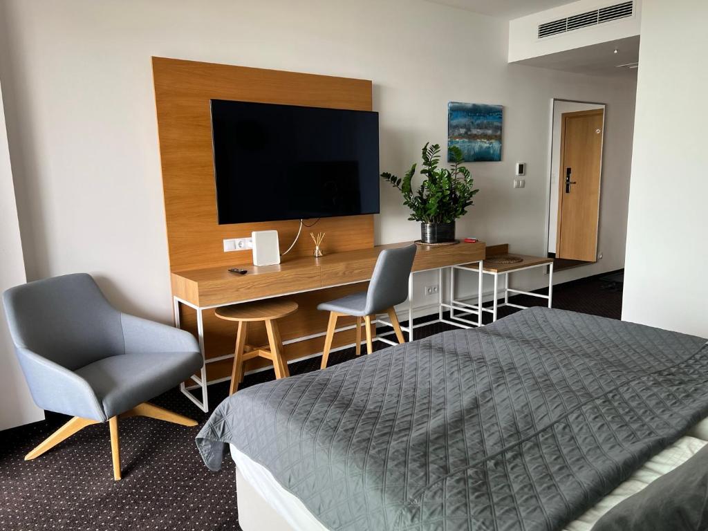 Televízia a/alebo spoločenská miestnosť v ubytovaní Seaside Park Hotel Kołobrzeg apartament 27 metrów szczęścia