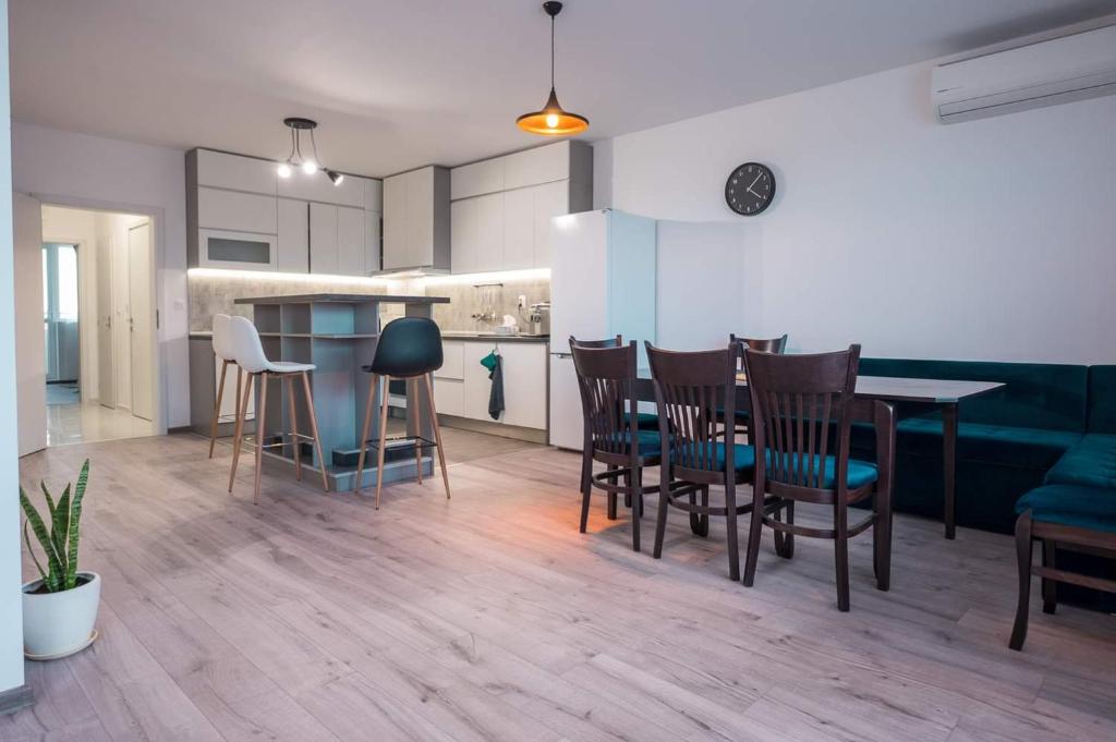 een keuken en eetkamer met een tafel en stoelen bij Апартамент Тюркоаз in Varna