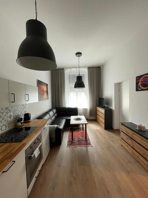 salon z kanapą i stołem w obiekcie Mini apartament Ostróda w Ostródzie