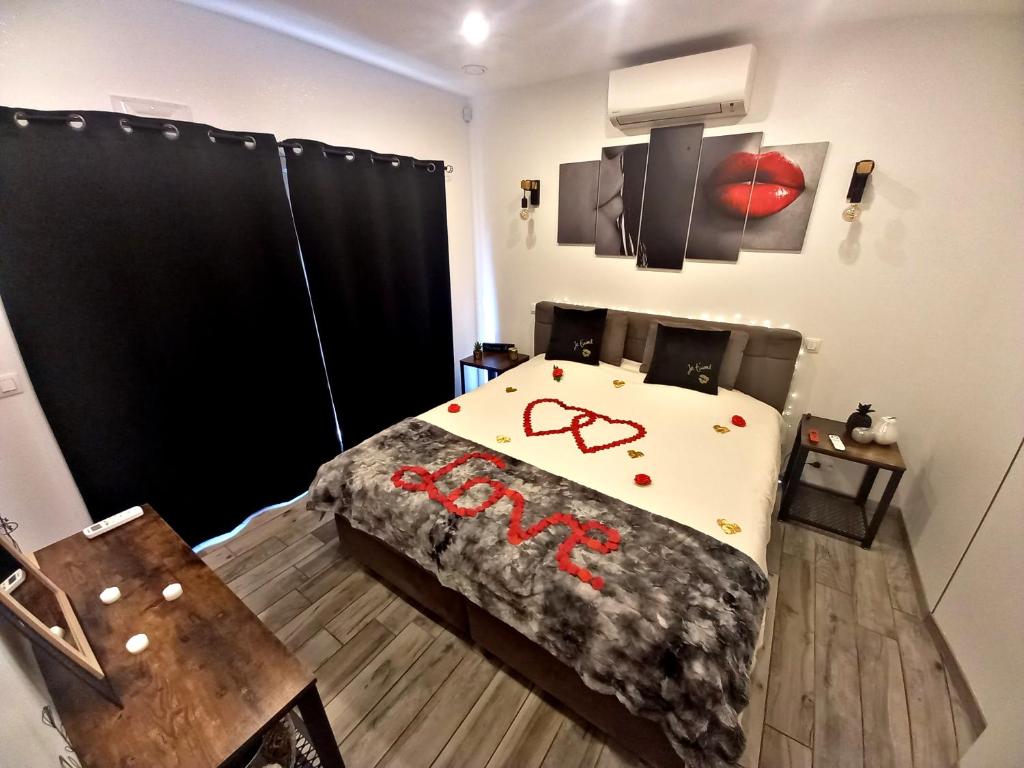 Postel nebo postele na pokoji v ubytování Cocoon Douce Heure