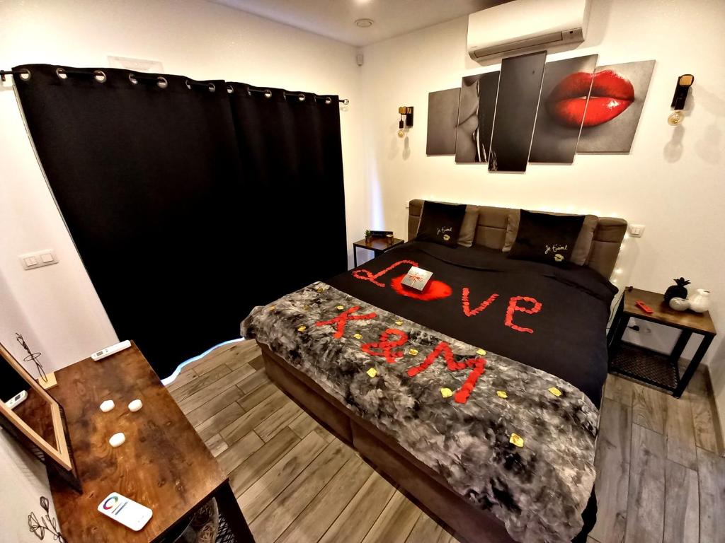 TV a/nebo společenská místnost v ubytování Cocoon Douce Heure