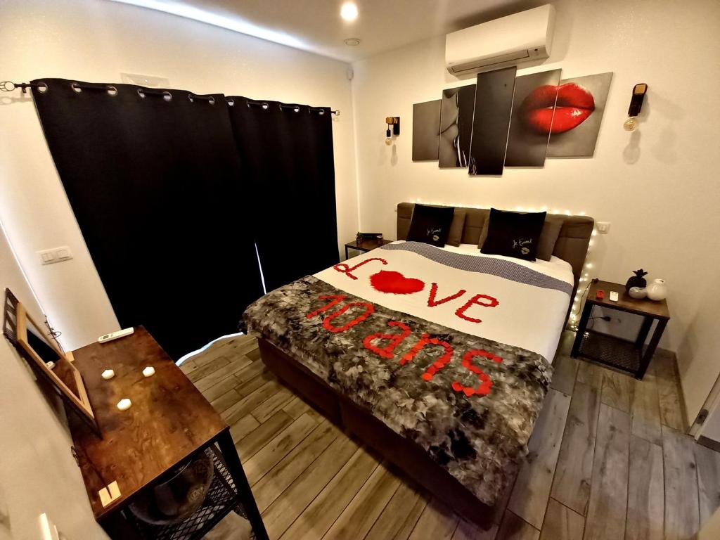 Postel nebo postele na pokoji v ubytování Cocoon Douce Heure