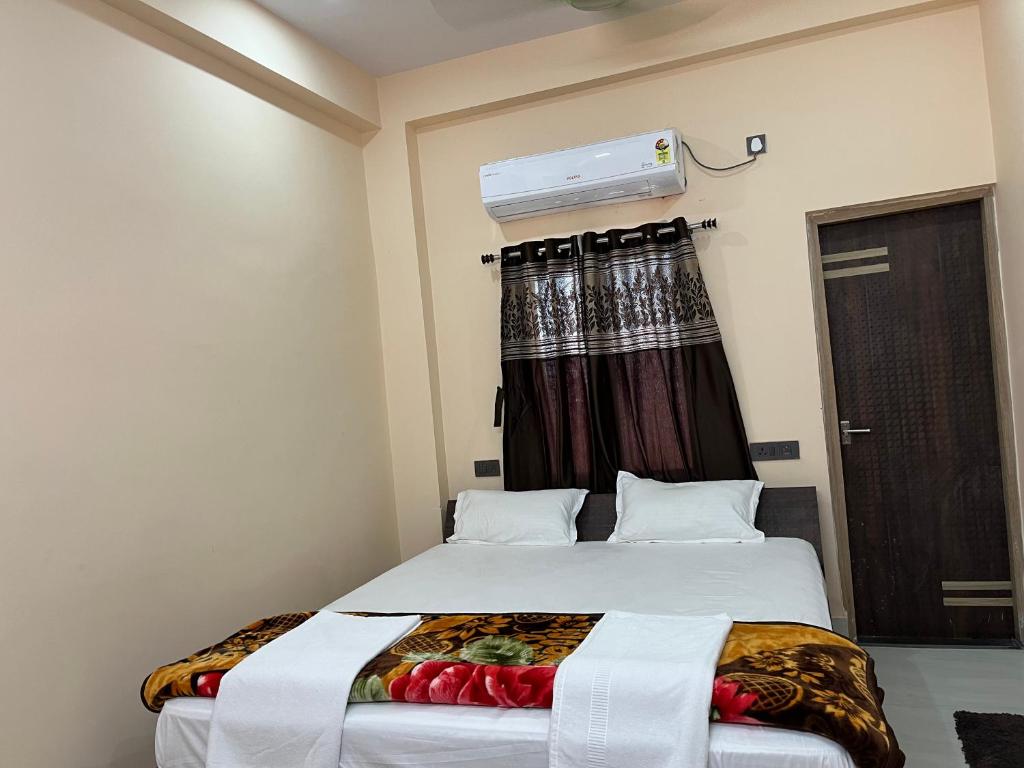 Postel nebo postele na pokoji v ubytování Hotel Krishna Paradise