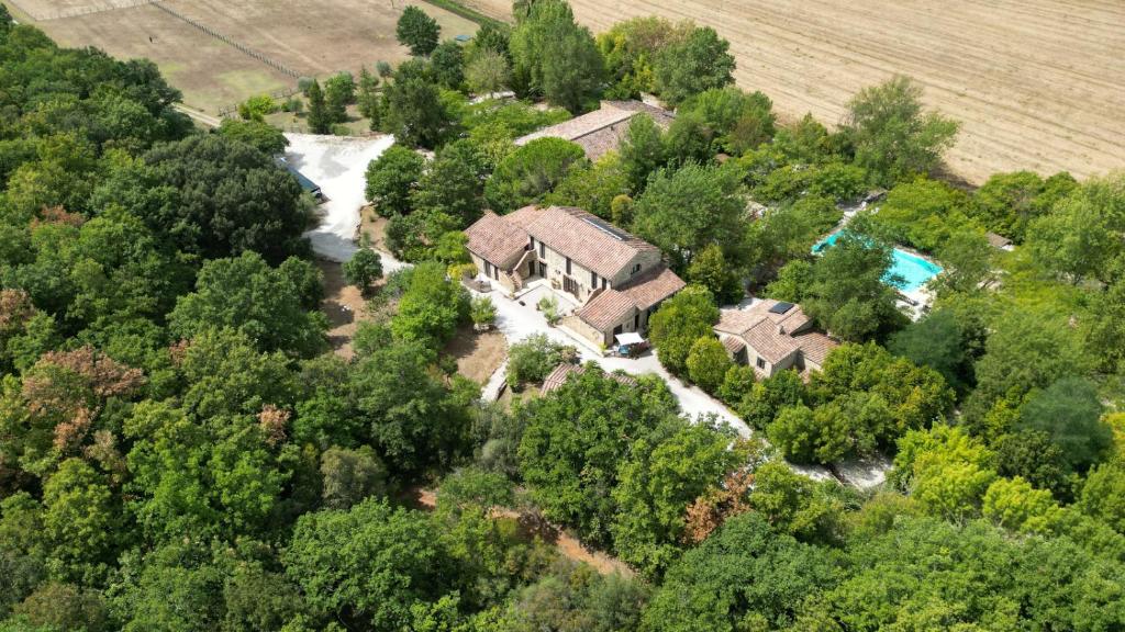 una vista aerea di una casa nel bosco di Casale San Giovanni a Cura Nuova
