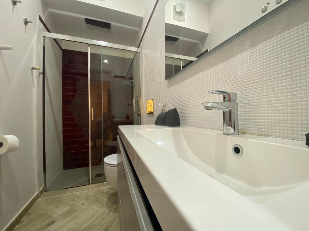 A bathroom at MarEtna
