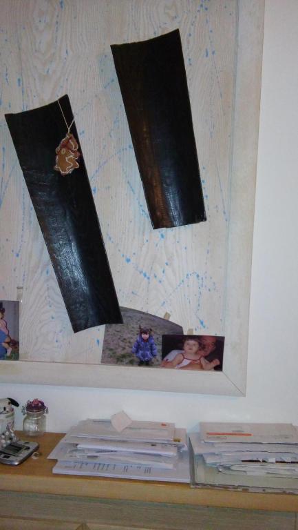 - un bureau avec 2 photos sur le mur et un miroir dans l'établissement il monolocale, à Turin