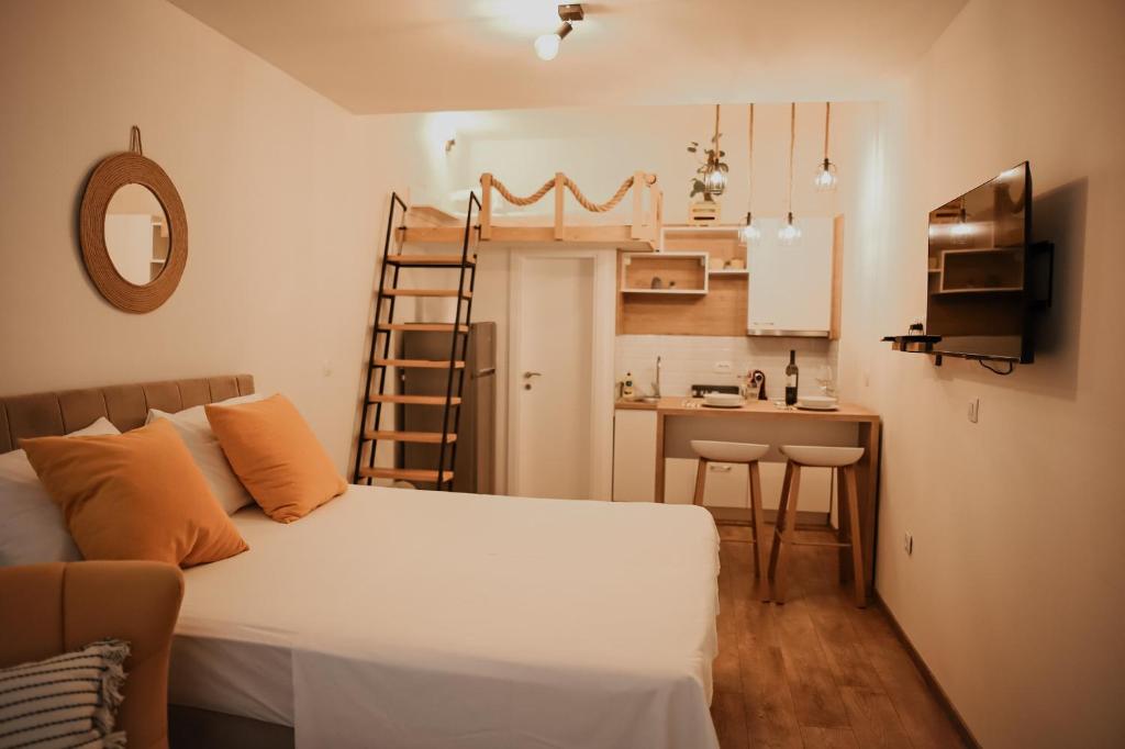 ein kleines Zimmer mit einem Bett und einer kleinen Küche in der Unterkunft Apartman Neo in Mostar