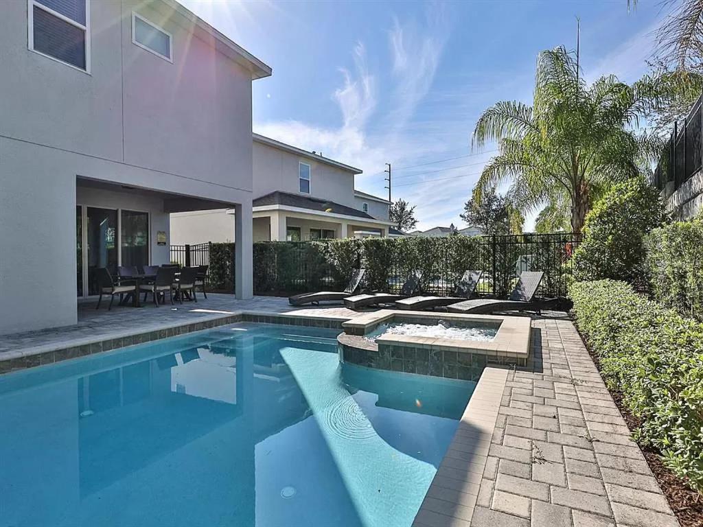 - une piscine en face d'une maison dans l'établissement Luxurious 6 bedroom Villa with private pool & Spa, à Orlando