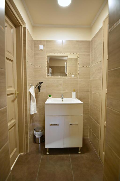 Koupelna v ubytování R.Gold Apartman