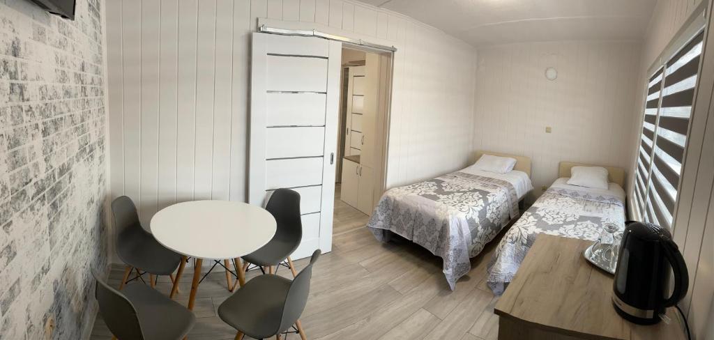 um quarto com uma cama, uma mesa e cadeiras em Ośrodek Wypoczynkowy Barbara em Gródek Nad Dunajcem