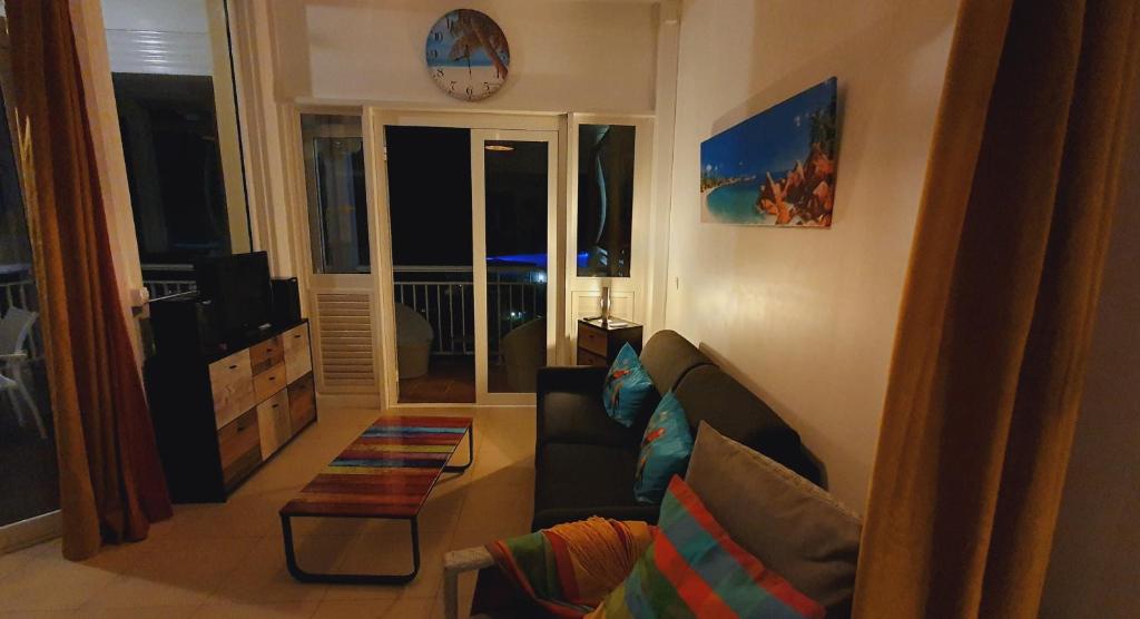 TV a/nebo společenská místnost v ubytování Kaz Loriké - Vue Mer & piscine exceptionnelle - Anse des Rochers