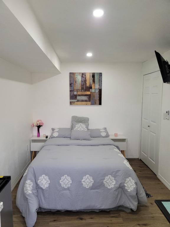 um quarto branco com uma cama grande em Cozy studio apt em Orlando