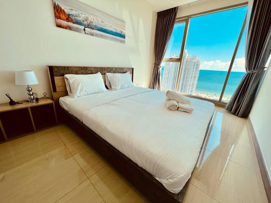 Postel nebo postele na pokoji v ubytování Spacious 1-BDR W/Panoramic View Riviera Jomtien