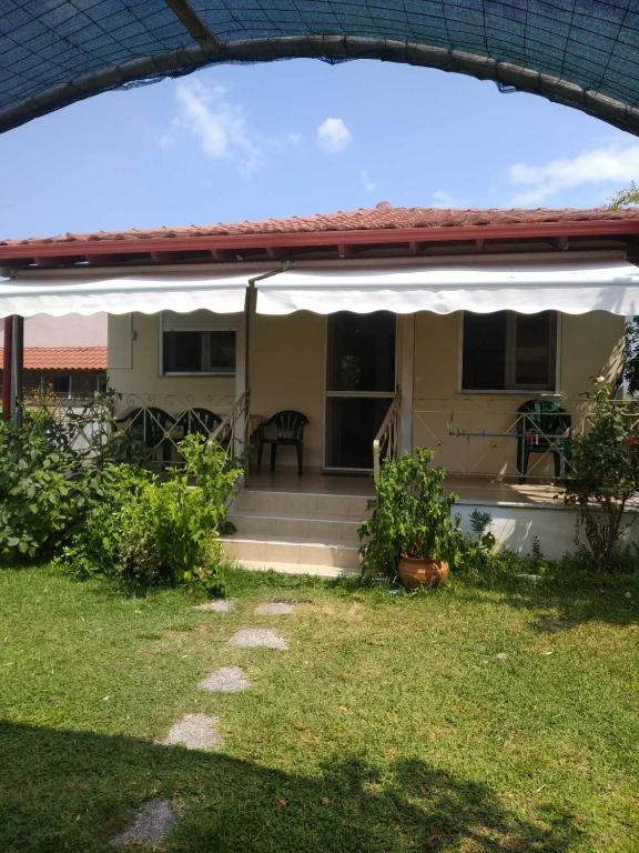 dom z białą markizą na podwórku w obiekcie IOANNIS SEASIDE VILLA w mieście Leptokaria