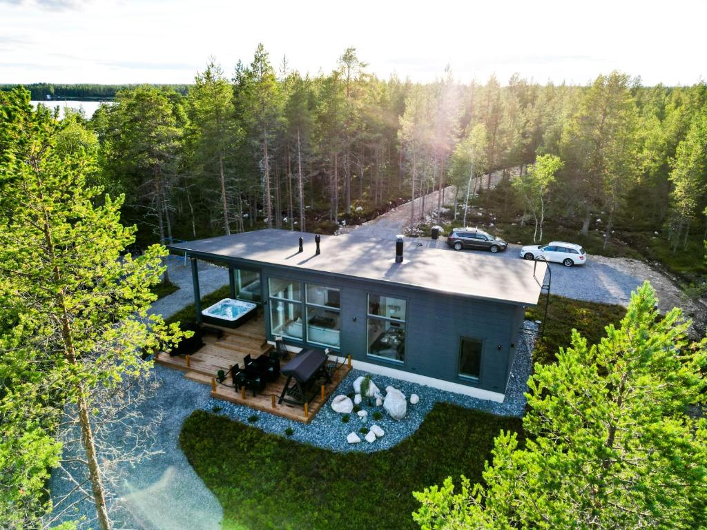 una vista aérea de una casa en el bosque en Villa Kuulas, en Sääskilahti