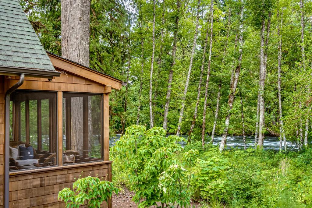 Mckenzie Dream Riverfront Log Cabin*New Listing*, McKenzie Bridge