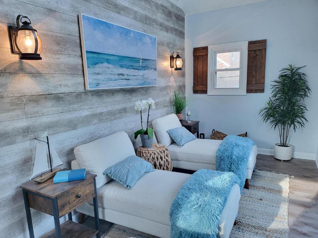 Sala de estar con 2 sofás y mesa en Lake Breeze Escape - Your Oasis Awaits 