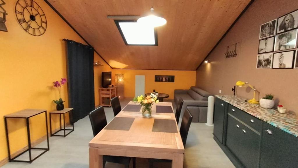 een woonkamer met een tafel en een bank bij Douar ha mor in Locoal-Mendon
