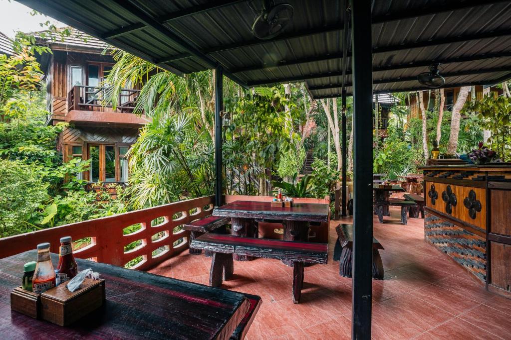 Balkón nebo terasa v ubytování Phu Pha Aonang Resort & Spa