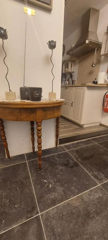 a kitchen with a wooden table in a kitchen at &#39;T boshuisje in Opglabbeek