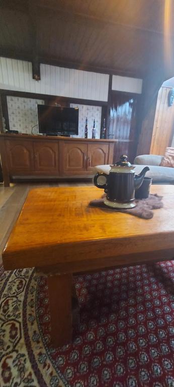 a wooden coffee table with a pot on top of it at &#39;T boshuisje in Opglabbeek