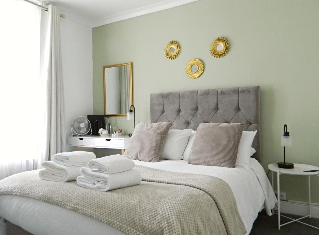 - une chambre avec un grand lit et des serviettes dans l'établissement Kings Head Inn, Warwick, à Warwick