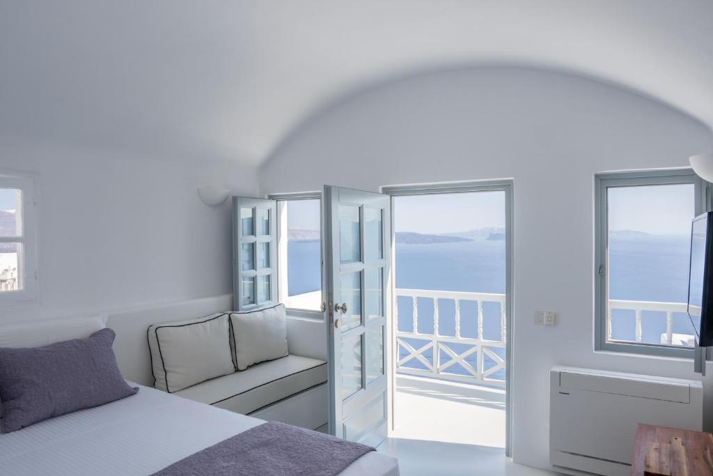 Postel nebo postele na pokoji v ubytování Oia Spirit Boutique Residences